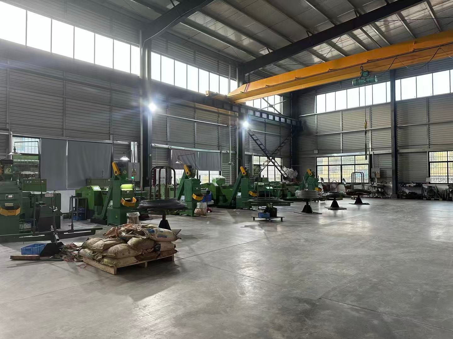 Cold heading machine for fastener forming