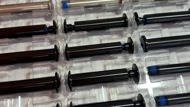 Schwarze Hardware-Teile getrennt in einzelnen Verpackungsfächern